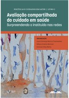 O livro “Avaliação compartilhada do cuidado em saúde” está editado em dois volumes a partir do estudo de várias situações da produção do cuidado em saúde, tomando como eixo as formas de organizar essas práticas no Sistema Único de Saúde. Nasceram da escrita de centenas de pessoas, que compuseram o corpo de pesquisadores pelas várias regiões do Brasil, que compartilharam da aposta de produção de conhecimento com a ideia que, para avaliar a produção do cuidado em saúde, era necessário viabilizar a participação de todos os sujeitos trabalhadores e cidadãos, que compunham os cenários de produção das práticas de saúde. Constituímos coletivos, a partir da ideia que no mundo da produção do cuidado todos são pesquisadores, fazendo ofertas para dezenas de lugares espalhados pelo país. Formamos grupos de investigação nas regiões: Norte, Nordeste, Sudeste e Sul. Em todos essas regiões houve uma mistura, que nesse estudo chamamos de in-mundização entre os diversos sujeitos implicados com os focos desse estudo. Nessa in-mundice, o compartilhamento dos vários mundos que aí se inscrevem abriu os processos de avaliação da produção do cuidado em saúde para a dimensão micropolítica dos encontros. Os textos do volume 1 estão distribuídos segundo o diá logo que fazem com alguns eixos temáticos, que se misturam e atravessam. A escolha considerou a inspiração que o material pode produzir nos leitores, mas abrindo para suas próprias experimentações, portanto, vazando a própria ordenação proposta. Para o 2, os autores foram convidados a produzir textos mais extensos e com debates mais desenvolvidos. O centro da produção se mantém: pegar o instituído de surpresa no que o agir micropolítico dos encontros abre ali na produção das existências, no campo do cuidado em saúde. O livro “Avaliação compartilhada do cuidado em saúde” está editado em dois volumes a partir do estudo de várias situações da produção do cuidado em saúde, tomando como eixo as formas de organizar essas práticas no Sistema Único de Saúde. Nasceram da escrita de centenas de pessoas, que compuseram o corpo de pesquisadores pelas várias regiões do Brasil, que compartilharam da aposta de produção de conhecimento com a ideia que, para avaliar a produção do cuidado em saúde, era necessário viabilizar a participação de todos os sujeitos trabalhadores e cidadãos, que compunham os cenários de produção das práticas de saúde. Constituímos coletivos, a partir da ideia que no mundo da produção do cuidado todos são pesquisadores, fazendo ofertas para dezenas de lugares espalhados pelo país. Formamos grupos de investigação nas regiões: Norte, Nordeste, Sudeste e Sul. Em todos essas regiões houve uma mistura, que nesse estudo chamamos de in-mundização entre os diversos sujeitos implicados com os focos desse estudo. Nessa in-mundice, o compartilhamento dos vários mundos que aí se inscrevem abriu os processos de avaliação da produção do cuidado em saúde para a dimensão micropolítica dos encontros. Os textos do volume 1 estão distribuídos segundo o diá logo que fazem com alguns eixos temáticos, que se misturam e atravessam. A escolha considerou a inspiração que o material pode produzir nos leitores, mas abrindo para suas próprias experimentações, portanto, vazando a própria ordenação proposta. Para o 2, os autores foram convidados a produzir textos mais extensos e com debates mais desenvolvidos. O centro da produção se mantém: pegar o instituído de surpresa no que o agir micropolítico dos encontros abre ali na produção das existências, no campo do cuidado em saúde.