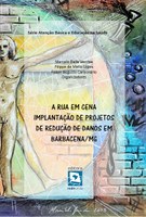 “Obra retratar momentos que dizem respeito à implantação de duas estratégias de Redução de Danos (RD) relacionados ao uso de álcool e outras drogas na cidade de Barbacena, mais especificamente, dos Projetos Escola de Redutores de Danos (ERD) e Consultório de Rua (CR), apoiados pelo Ministério da Saúde (MS). Para tanto, são contemplados relatos de experiências vivenciadas por integrantes das equipes gestora e técnica do trabalho que foi realizado desde fins de 2011 até agosto de 2013. A publicação é dividida em duas partes: na Parte I, apresentam-se os relatos da equipe gestora dos Projetos, e na Parte II, os relatos da equipe técnica responsável pela operacionalização cotidiana deste trabalho. Tanto quanto possível, os relatos foram mantidos em sua originalidade, estilo e lógica de argumentação própria dos autores, para possibilitar a sistematização de um registro que advém do chão da vivência, compondo uma refinadíssima etnografia mundana. O texto escrito, neste sentido, compõe parte da memória desse processo, buscando, porém, reverberar seus efeitos para além da dimensão local que circunscreve as práticas relatadas.” Trecho do TR dos organizadores.