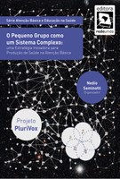 O texto deste livro é fruto de mais de três décadas de pesquisa, ensino e extensão sobre pequenos grupos na Pontifícia Universidade Católica do Rio Grande do Sul (PUCRS) e, mais recentemente, de dois anos de pesquisa e intervenção em um projeto que vem sendo desenvolvido na Atenção Básica (AB) da Secretaria Municipal de Saúde (SMS) de Canoas, RS, com apoio da gestão deste município e da Secretaria Estadual de Saúde do Rio Grande do Sul (RS). No âmbito desse último projeto, recentemente, desenvolvi um programa de capacitação para facilitação de grupos de usuários na AB, destinado aos trabalhadores do Núcleo de Apoio à Saúde da Família (NASF) e a alguns estudantes de residência multidisciplinar. Assim, o que relatamos e discutimos no livro, que tive a satisfação de organizar, um relatório de pesquisa sobre o uso do protocolo de observação na capacitação de grupos, denominado PluriVox; é um programa de capacitação para a facilitação de grupos na AB; uma concepção de grupo do ponto de vista de sistemas complexos, que fundamenta o programa referido; um relatório de pesquisa, que apresenta o nascedouro da concepção de capacitação através de um protocolo de observação; e a experiência da capacitação e da facilitação de grupo, do ponto de vista dos capacitados.